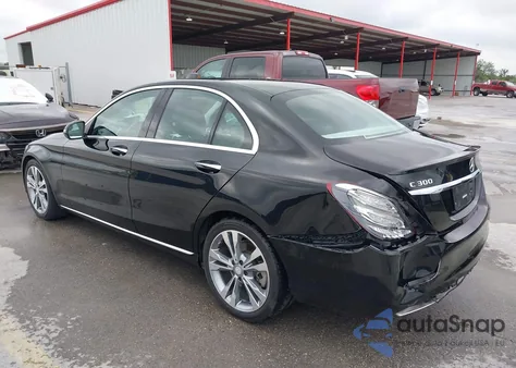 2017 Mercedes-Benz C 300 Luxury/Sport z USA, uszkodzony, nr VIN 55SWF4JB8HU200958